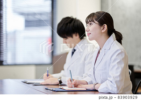 講義を聞くアジア人の医療関係者 83903929