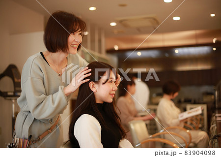 髪を切る美容師 イメージ 髪を切る美容師 イメージ 83904098