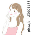 素肌に潤いを感じて微笑むロングヘアの女性のイラスト 83904183