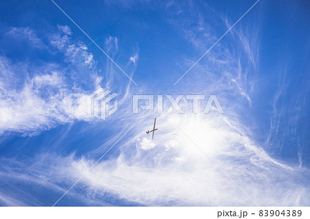 急速に浮上していくパラグライダー 83904389