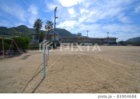 【廃校】福山市立能登原小学校の運動場と校舎　広島県福山市 83904688