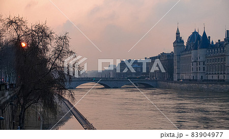 パリ セーヌ川に架かるポンヌフの夜明け パリ セーヌ川に架かるポンヌフの夜明け 83904977