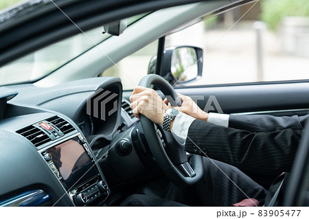 車　ハンドル　ビジネスマン 83905477