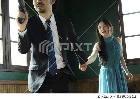 美女を護る髭の人 83905512