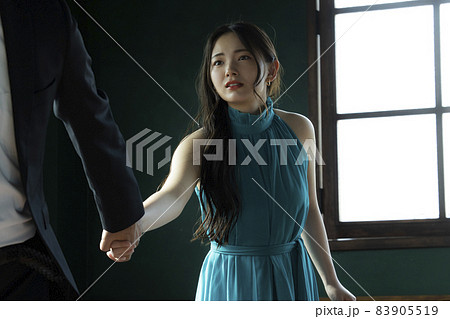 美女を護る髭の人 美女を護る髭の人 83905519