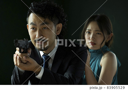 美女を護る髭の人 83905529