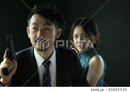 美女を護る髭の人 83905530