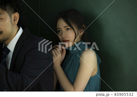 美女を護る髭の人 83905532