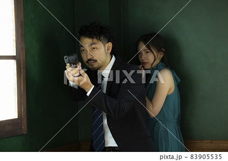 美女を護る髭の人 美女を護る髭の人 83905535