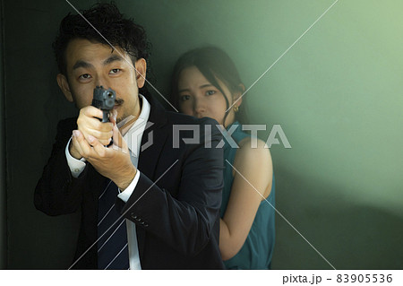 美女を護る髭の人 美女を護る髭の人 83905536