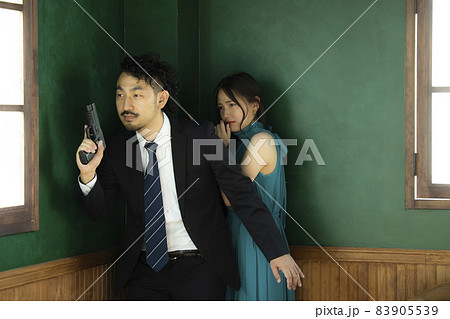 美女を護る髭の人 美女を護る髭の人 83905539