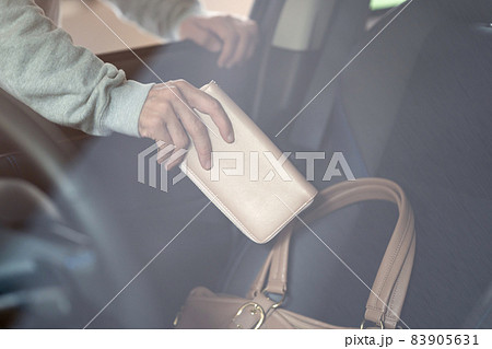 車上荒らし 盗む 泥棒 車上荒らし 盗む 泥棒 83905631