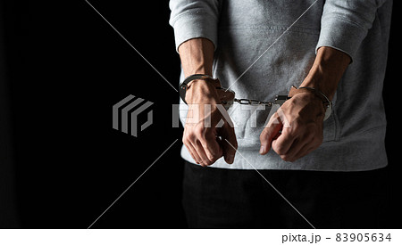 手錠　拘束　犯罪者 83905634