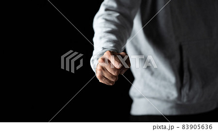 拳　怒り　犯罪 83905636