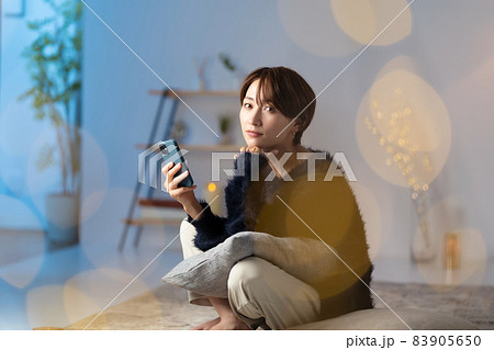 ミドル女性 スマホ リラックス ミドル女性 スマホ リラックス 83905650