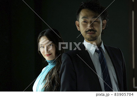 美女を護る髭の人 83905704