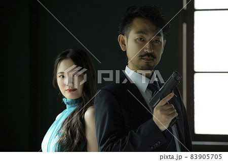 美女を護る髭の人 美女を護る髭の人 83905705