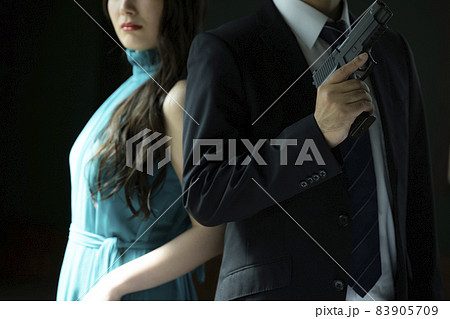 美女を護る髭の人 美女を護る髭の人 83905709