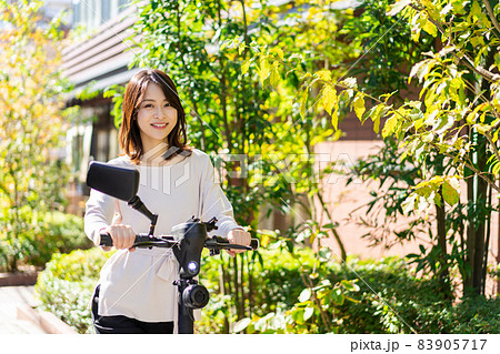 電動キックボード・電動キックスケーターに乗る人 電動キックボード・電動キックスケーターに乗る人 83905717