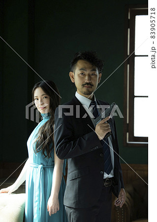 美女を護る髭の人 83905718