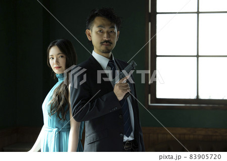 美女を護る髭の人 83905720