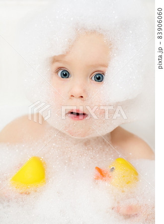 Baby bathing 83906060