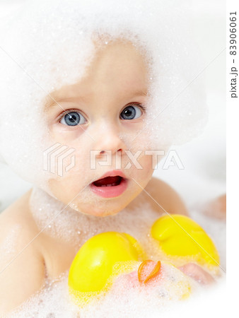 Baby bathing 83906061