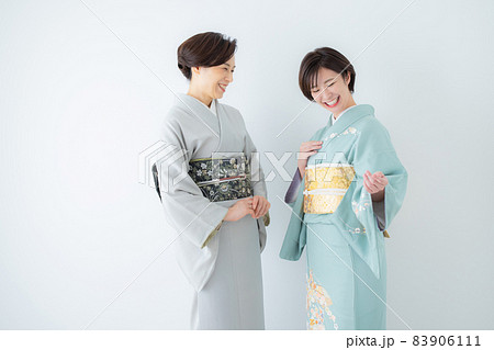 着物の女性2人　訪問着　色無地　 83906111