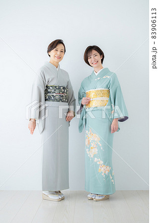 着物の女性2人　訪問着　色無地　 83906113