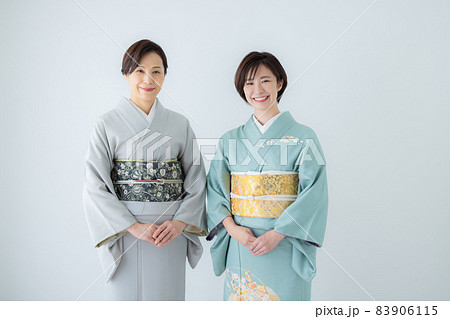 着物の女性2人　訪問着　色無地　 83906115