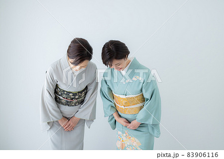 着物の女性2人　訪問着　色無地　 83906116