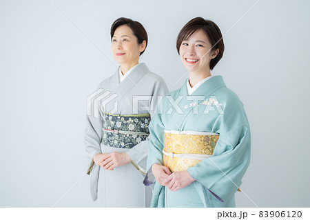 着物の女性2人　訪問着　色無地　 83906120