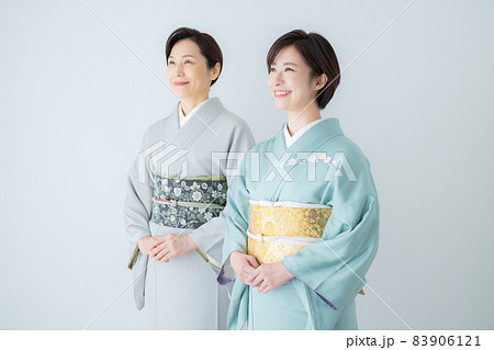 着物の女性2人　訪問着　色無地　 83906121