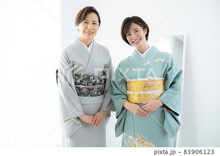 着物の女性2人　訪問着　色無地　 83906123