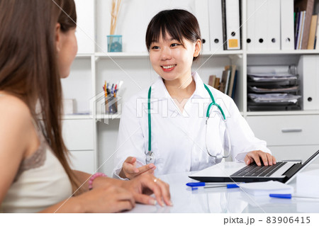 Female physiotherapist explaining diagnosis to her woman patient 83906415