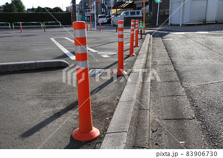車止めポール 赤白 の写真素材 車止めポール 赤白 の写真素材