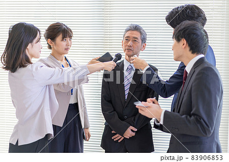 記者会見・囲み取材・ぶら下がり会見イメージ 記者会見・囲み取材・ぶら下がり会見イメージ 83906853