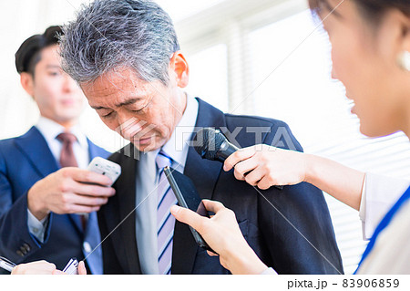 記者会見・囲み取材・ぶら下がり会見イメージ 記者会見・囲み取材・ぶら下がり会見イメージ 83906859