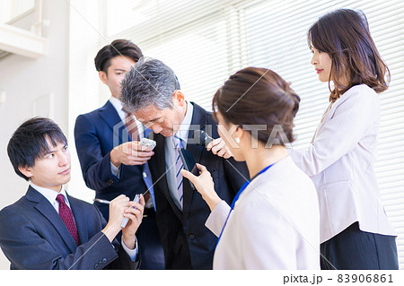 記者会見・囲み取材・ぶら下がり会見イメージ 記者会見・囲み取材・ぶら下がり会見イメージ 83906861