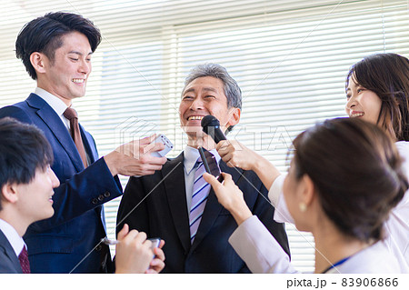 記者会見・囲み取材・ぶら下がり会見イメージ 記者会見・囲み取材・ぶら下がり会見イメージ 83906866