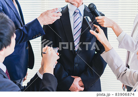 記者会見・囲み取材・ぶら下がり会見イメージ 記者会見・囲み取材・ぶら下がり会見イメージ 83906874