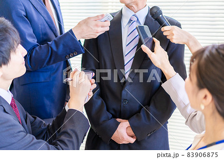 記者会見・囲み取材・ぶら下がり会見イメージ 記者会見・囲み取材・ぶら下がり会見イメージ 83906875
