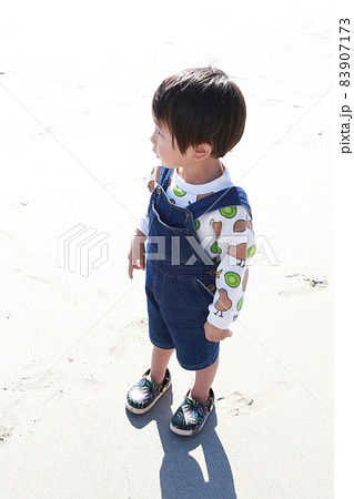 サロペットを着た男の子、キッズ撮影 サロペットを着た男の子、キッズ撮影 83907173