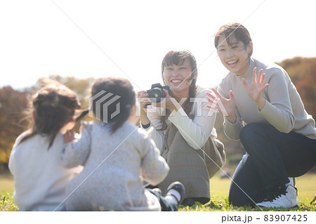 子供の写真を撮る母親 83907425