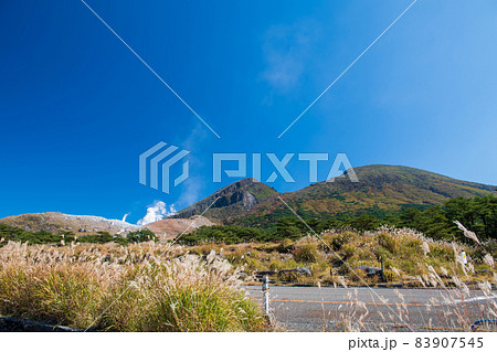 秋の霧島えびの高原に紅葉が美しい池の風景 秋の霧島えびの高原に紅葉が美しい池の風景 83907545