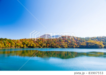 秋の霧島えびの高原に紅葉が美しい池の風景 秋の霧島えびの高原に紅葉が美しい池の風景 83907553