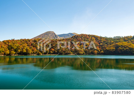 秋の霧島えびの高原に紅葉が美しい池の風景 83907580