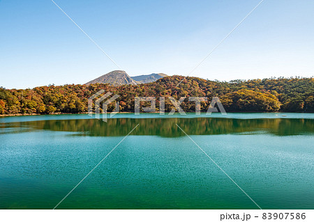 秋の霧島えびの高原に紅葉が美しい池の風景 秋の霧島えびの高原に紅葉が美しい池の風景 83907586