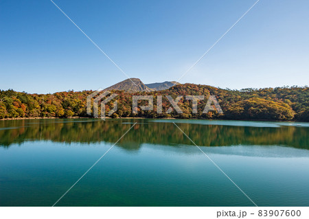 秋の霧島えびの高原に紅葉が美しい池の風景 秋の霧島えびの高原に紅葉が美しい池の風景 83907600