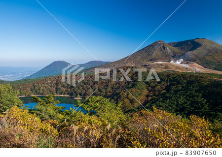秋の霧島えびの高原に紅葉が美しい池の風景 秋の霧島えびの高原に紅葉が美しい池の風景 83907650